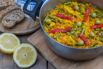 Limón cortado y caldero con arroz amarillo al estilo de las islas Canarias