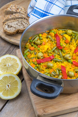 Caldero con arroz amarillo al estilo canario
