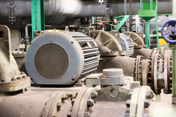 Obraz premium Industrial machinery in an old power station at the end of its life - pipes, valves, pumps and equipment. A power plant destined for decarbonisation.