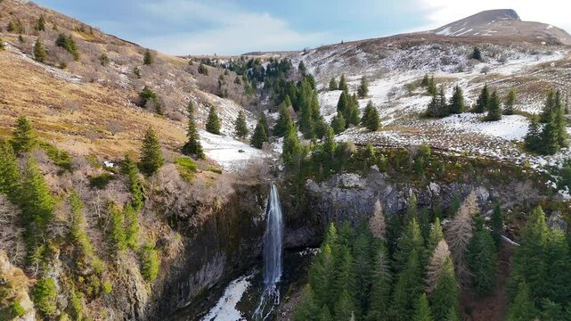 La grande cascade du Mont-Dore pendant l'hiver, en Auvergne, avec une vue du ciel