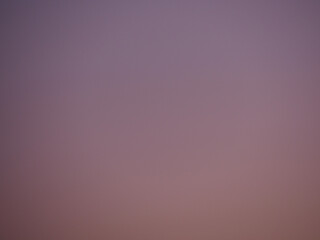 Fototapeta premium Serene gradient sky at twilight light purple orange hue