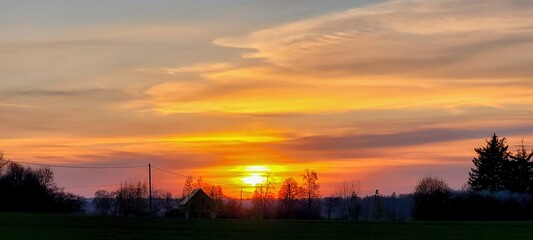 Fototapeta premium Witnessing the Stunningly Beautiful Sunsets Casting a Glow Over the Tranquil Landscape