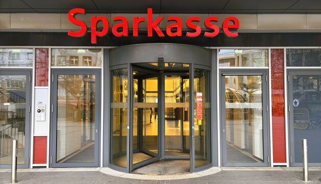 Sicht auf eine Sparkassen-Filiale am 10. Dezember 2024 in Duisburg, Deutschland	