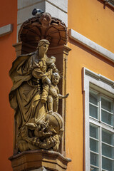 Obraz premium Baroque Stone Statue of Madonna with Child in the Pedestrian Zone of the City Heidelberg, Germany, on a sunny Summer Day