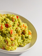 Plato de guacamole mexicano