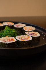 Sushi servido en plato negro