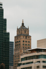 Historisches Turmgeb&auml;ude zwischen modernen Hochh&auml;usern in New York