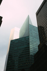 Moderne Glasfassaden und geometrische Formen von Hochh&auml;usern in New York