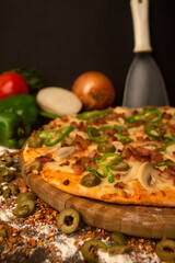 Pizza de Bacon em Tábua de Madeira