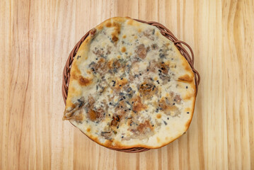  Its spongy texture and mild flavor make it a perfect accompaniment to soups, salads or main dishes.