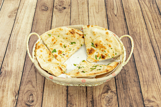  Indian cuisine, naan bread has become popular around the world as a delicious option to accompany international meals and adapt to different tastes and culinary preferences