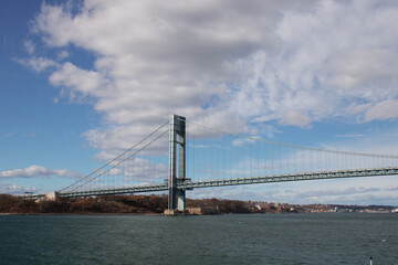 Verrazzano-Narrows-Brücke unter blauem Himmel