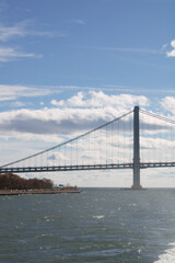 Verrazzano-Narrows-Brücke über windigem Meer unter blauem Himmel