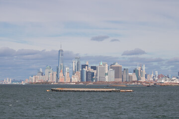 Skyline von Lower Manhattan mit One World Trade Center und Kreuzfahrtschiff