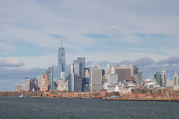 Skyline von Lower Manhattan mit One World Trade Center und Kreuzfahrtschiff