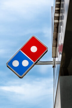 Chatillon, France - 5 janvier 2025: Enseigne et logo d'un restaurant Domino's Pizza, multinationale am&eacute;ricaine de la restauration rapide sp&eacute;cialis&eacute;e dans la pr&eacute;paration et la livraison de pizza