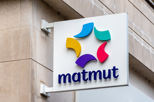 Chatillon, France - 5 janvier 2025: Enseigne d'une succursale de la Matmut. La Matmut, acronyme de Mutuelle assurance des travailleurs mutualistes, est une soci&eacute;t&eacute; fran&ccedil;aise d'assurance mutuelle