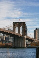 Brooklyn Bridge über dem East River an einem sonnigen Tag