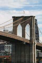 Naklejka premium Detailansicht der Brooklyn Bridge mit Seilkonstruktion und amerikanischer Flagge