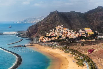 Photo sur Plexiglas Playa de Las Teresitas Beach on Tenerife Island: A Iconic Landmark of the Canary Islands