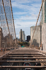 Fototapeta premium Blick von der Brooklyn Bridge auf Manhattan bei sonnigem Himmel