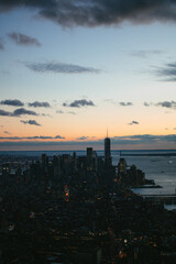Abendliche Skyline von Manhattan mit Blick auf das One World Trade Center