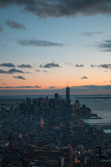 Abendliche Skyline von Manhattan mit Blick auf das One World Trade Center