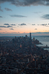 New York Skyline bei Sonnenuntergang mit One World Trade Center und Blick auf den Hudson
