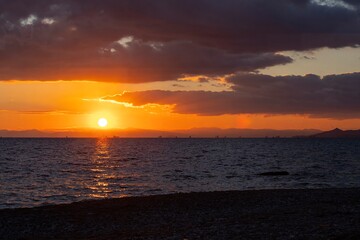 Obraz premium Beautiful sunset on the Mediterranean Sea in Athens in winter.