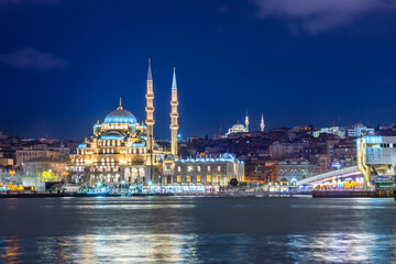 Fototapeta premium Yeni Cami or New Mosque or Valide Sultan Camii Mosque, an Ottoman imperial mosque situated at old town eminonu near egyptian bazaar, Instabul, Turkey.