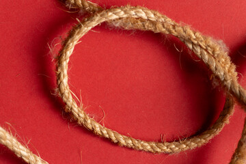 赤背景に結んであるロープ	