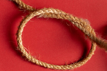 赤背景に結んであるロープ	