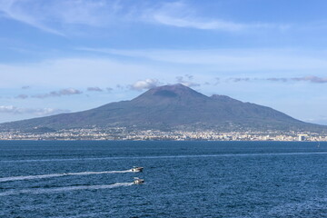 Vista panoramica del Vesuvio dal lungomare di Vico Equense (Campania) con le luci del pomeriggio