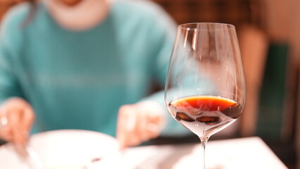 赤ワインと女性