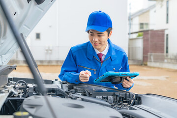 automobile, road service, tablet, car, maintenance, mechanic, man, inspection, worker, engineer, repair, vehicle inspection, bonnet, engine, engine room, technician, factory, dealer, jaf, computer, te