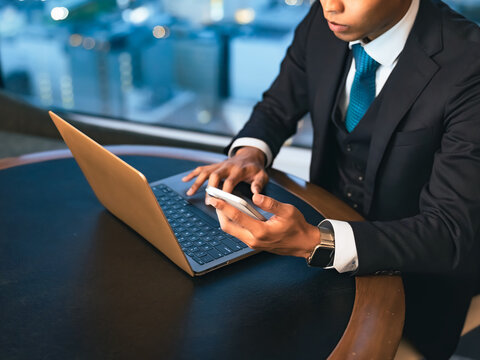 laptop, pc, dx, digital transformation, smartphone, smart phone, businessperson, people, business, office, desk work, work, technology, data, erp, sharing, authentication, two-step authentication, 2sv