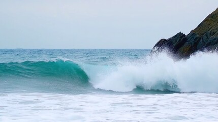 Fototapeta premium A serene view of waves crashing on a rocky shore.