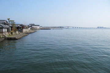 Obraz premium 日本：満月寺の浮御堂から見る琵琶湖の西岸／滋賀県大津市