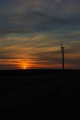 Obraz premium wind turbine at sunset