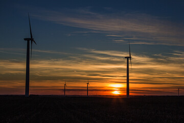 Obraz premium wind turbines at sunset