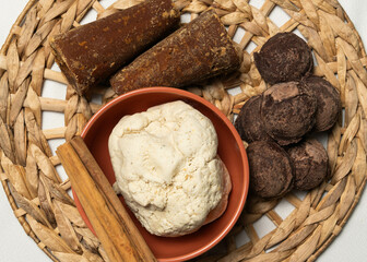 Ingredientes para atole de masa con chocolate, bebida tradicional mexicana de maíz, piloncillo y...