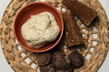 Ingredientes para atole de masa con chocolate, bebida tradicional mexicana de maíz, piloncillo y canela. 