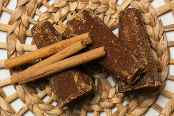 Ingredientes para atole de masa con chocolate, bebida tradicional mexicana de maíz, piloncillo y...