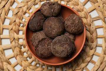 Ingredientes para atole de masa con chocolate, bebida tradicional mexicana de maíz, piloncillo y canela. 
