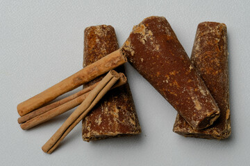 Piloncillo, panela con canela, ingrediente tradicional de la gastronomía mexicana. 