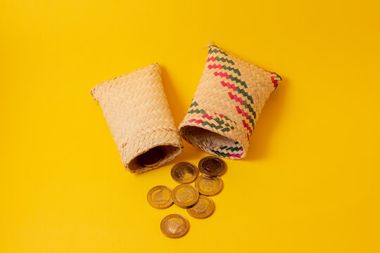 Traditional African straw wallet with 10 metical coins, perfect for securing daily change