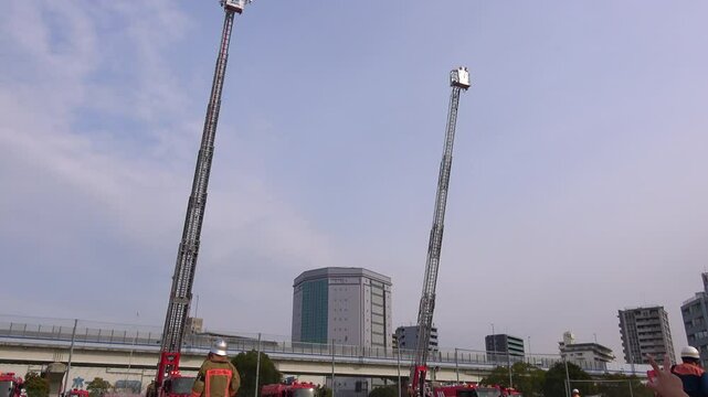 空高く伸びていく消防車のはしご   ティルト 4K
