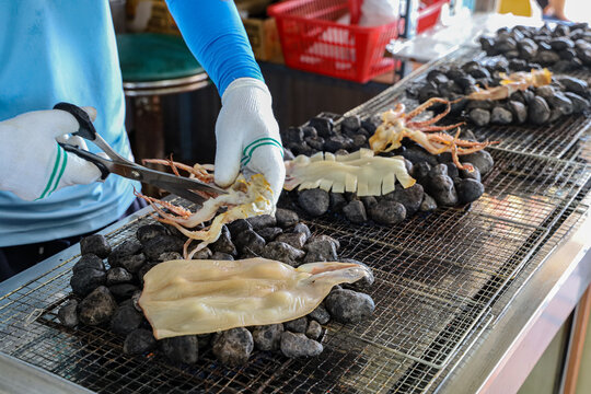 돌구이로 구우며 가위로 자르고있는 한치구이 제주 제주시 구좌읍 종달리 종달리해변