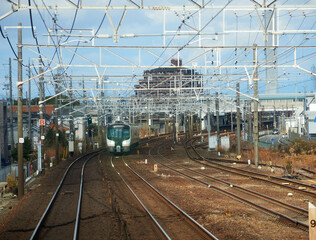 冬の朝のJRの線路と電車の風景