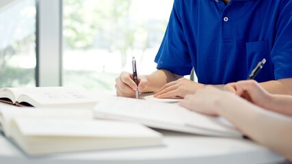 資格の勉強をする介護士